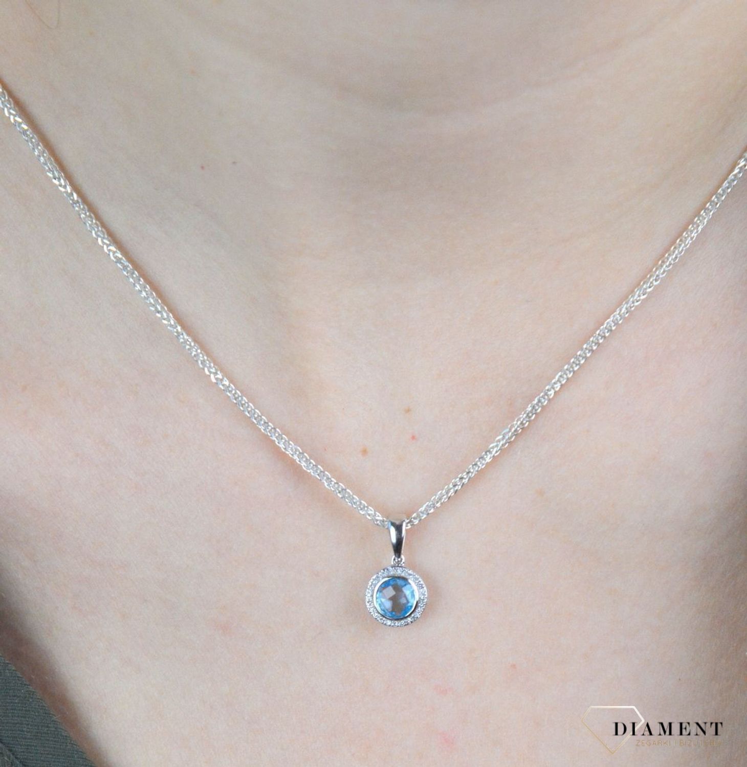 Zawieszka damska białe złoto DIAMENT, topaz 0660027074 HSI. Całość utworzy kompozycję cechującą się klasyczną elegancją i subtelnym pięknem. Wisiorek doda noszącej go kobiecie wdzięku i blasku.jpg